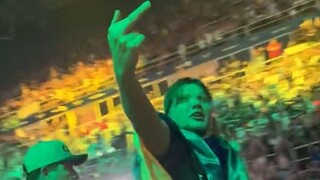 s1mple giao lưu nhiệt tình với khán giả Brazil sau trận đấu