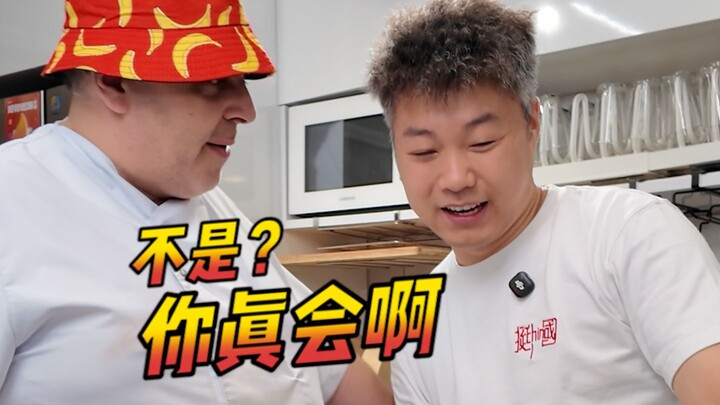 Teaching a foreigner how to enjoy zongzi during the Dragon Boat Festival with crystal zongzi