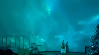 مصباح الليل الصغير الذي أهداني إياه صديقي أصبح يضفي جوًّا رومانسيًّا رائعًا على الغرفة عندما أشعله ل