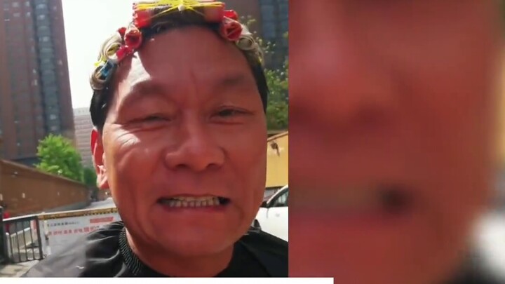 ชายคนหนึ่งในกรุงปักกิ่งออกไปตัดผมในชุมชนแห่งหนึ่ง และชุมชนครึ่งหนึ่งถูกบล็อก ท้ายที่สุด การตัดสินใจข