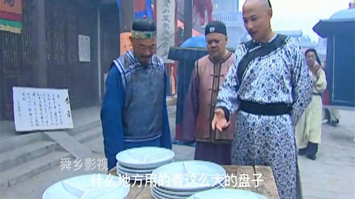 ขุนนางทูลเชิญจักรพรรดิเฉียนหลงเสวยอาหารพื้นบ้านเลิศรส ได้แก่ ไส้แกะต้ม ขนมปังอบ…