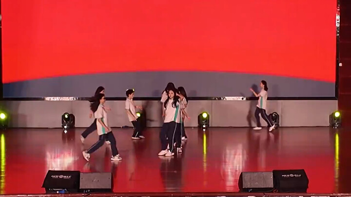 في موقع الحفلة المدرسية...