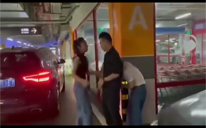 Lawyer cheats, stewardess-level wife tears up her mistress