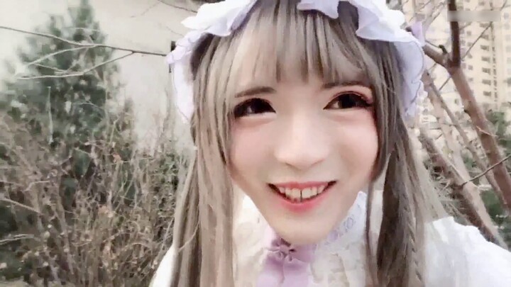 Shocking! A man in cross-dressing was seen hugging a man in the street, and passersby kept turning t