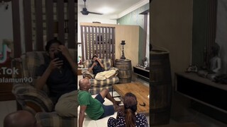 Keluarga Berbangsa India Khusyuk Layan Drama ‘Aku Bukan Ustazah’ Raih Perhatian Ramai