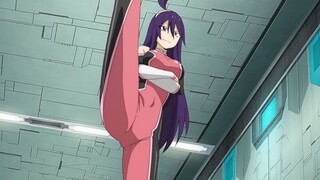 "Miss, this leg step on the ceiling~"