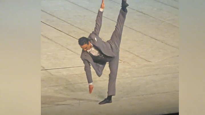 Graceful as a startled swan, elegant as a swimming dragon! Now this is what you call a professional 