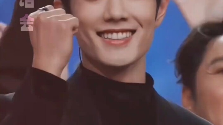 If you think Xiao Zhan is easy to mess with, why not ask Long Danni’s desk?