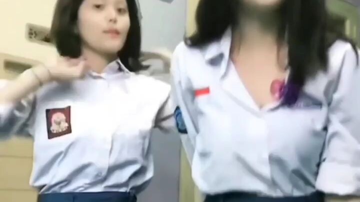 abis pulang sekolah gerah kali yah dia