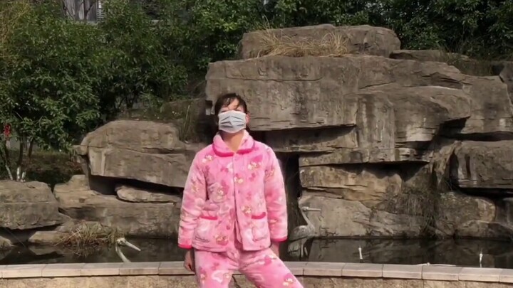 The spirited little girl in pink flowered pajamas danced to EVERGLOW—DUN DUN. She held on to her sli