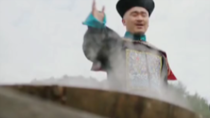 Rice porridge distributed for disaster relief—chopsticks float up, human heads hit the ground.