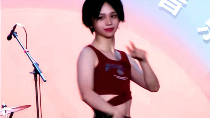 Mahasiswa pria secara tidak sengaja memakai pakaian wanita untuk menari, ternyata seperti keluar dar