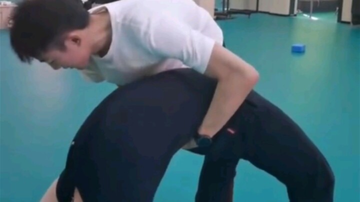 الأخ الأكبر يُعلّم الشاب الوسيم الرقص، رغم صعوبته إلا أنه استمر وثابر.