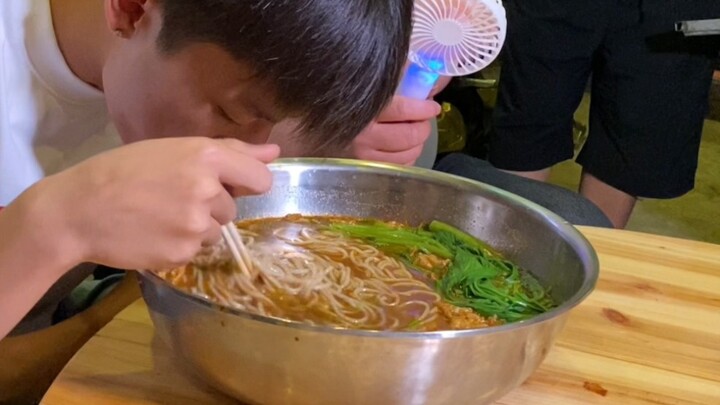 Adik yang pemalu menantang mie siput lima liang! Setelah selesai makan, dia bilang ingin melihat aku