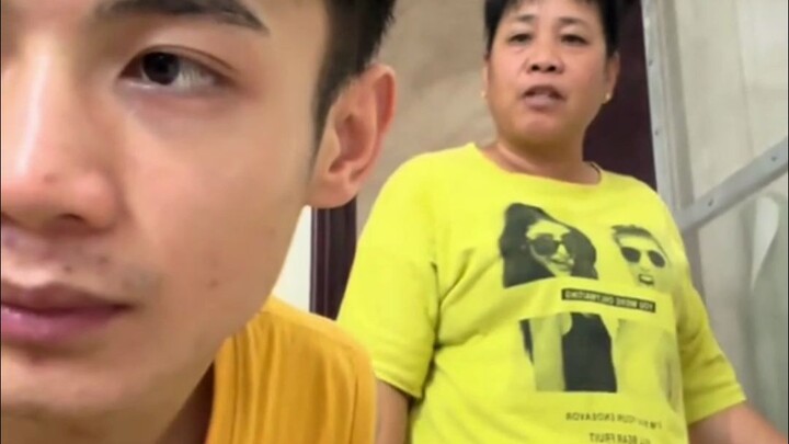 Lần sau miệng đầy bim bim, để dì mà tát thì nghe "phạch phạch" luôn đấy.