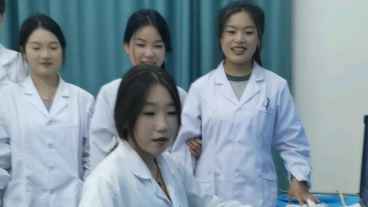 رفيقا الدراسة اللذان يتشاجران فور لقائهما