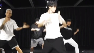 Wang Junkai's dance solo rehearsal in the practice room