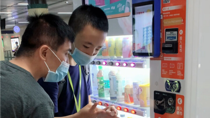 Bố Huyên và mẹ Huyên dạy Huyên dùng máy bán nước tự động trên tàu điện ngầm và tìm nhà vệ sinh để đi