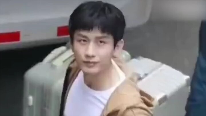 【ปฏิกิริยาของเฉิงอี้หลังพบว่าถูกถ่ายภาพ】ท่าทางตกใจจนสะดุ้งนั้นช่างดูน่าเอ็นดูไปอีกแบบ