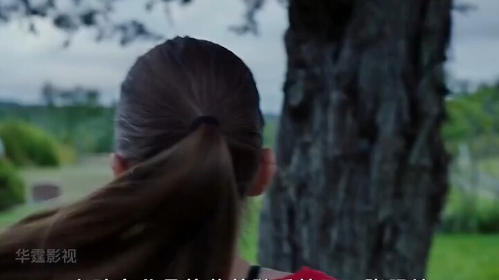 A girl stumbles upon a murder while taking photos, only to find herself targeted by the killer.