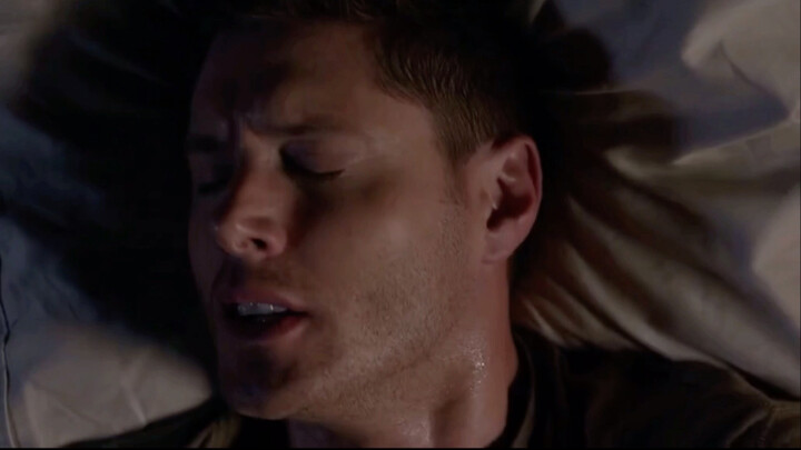 Sambil teriak “tidak”, ia juga memanggil nama adiknya. Sutradara, kamu memang jago mengarahkan!