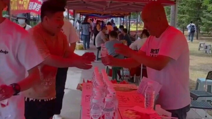 Anh Đao tranh giành chai nước khoáng của thí sinh trong phòng thi đại học, không đưa thì không cho v