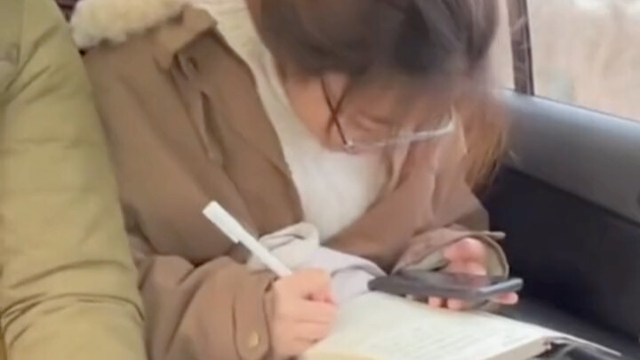 อีกแค่ชั่วโมงครึ่งก็เปิดเทอมแล้ว สาวม.4 ลุยทำการบ้านแบบสุดตัว (นี่แหละวัยเยาว์ของฉันและเธอแน่นอน)