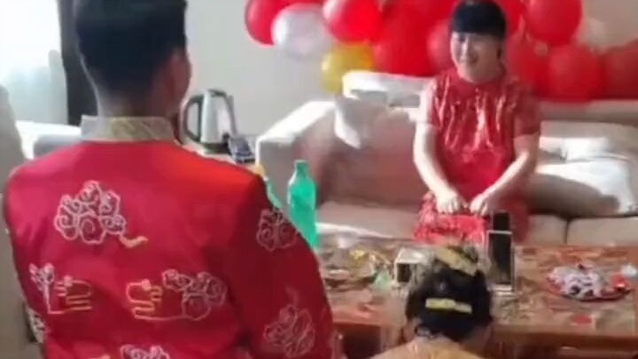 Pengantin pria dan pengantin wanita berlutut menyembah ibu, lalu mengubah panggilan menjadi “Mama”, 