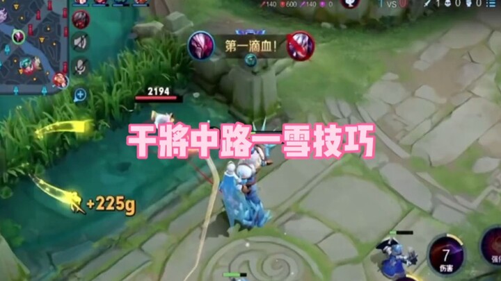 In mid-lane, Ganjiang outplays Gao Jianli with skillful trades, clearing the minion wave first to qu
