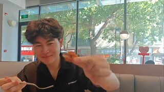 【القط والفأر】 تعاون مع بيتزا هت؟ هل يستحق الشراء حقًا؟ مذيع يجربه شخصيًا ويأكل حتى البكاء