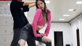 Ordinary college students dance to Kim HyunA x Kim Hyojong's "PINGPONG"