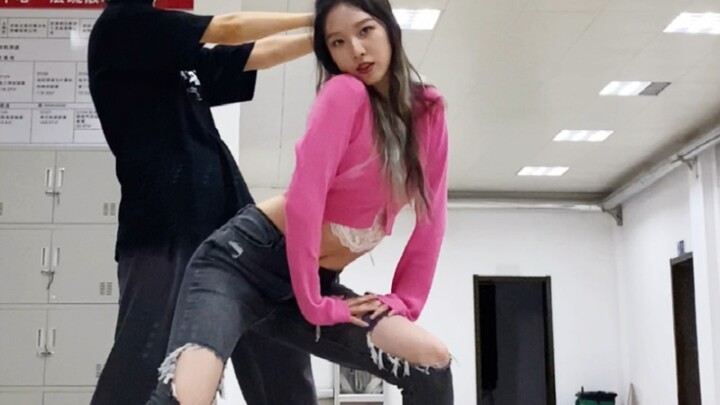 Ordinary college students dance to Kim HyunA x Kim Hyojong's "PINGPONG"