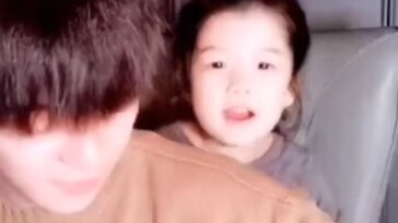 Huhu, Wei Yi benar-benar imut sekali! Seperti seorang kakak yang membimbing adik perempuannya.