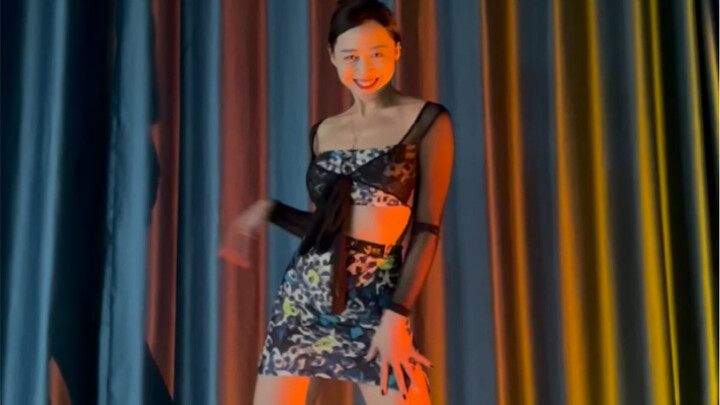 Let me hold your waist~ This song is really addictive~ Come in and see if it is a charming Latin lad