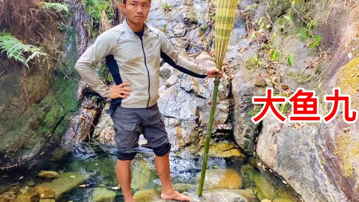 Sejak memasuki hutan, baru kali ini saya mendapat ancaman dari hewan besar. Lalu, bagaimana sebaikny