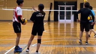 Một người chơi bóng chuyền ở Nhật Bản
