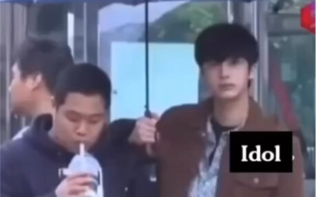 Idol Cai Hengyuan holding an umbrella for his agent