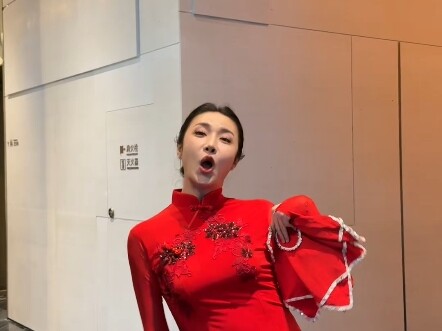 Zhibo danced again and even got on a float in the parade~ so happy