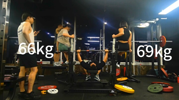 How to Build Chest Muscles with Two Hot Girls | Bench Press 69kg + 66kg x2