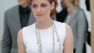 Ada yang namanya perlakuan istimewa ala Karl Lagerfeld dari Chanel—meski sudah hamil tujuh bulan, ia