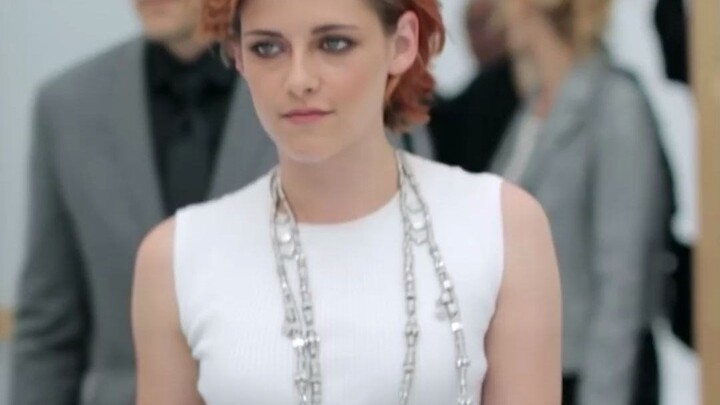 هناك نوع من التمييز يُسمَّى "السيد العجوز في شانيل"؛ فحتى وهو حامل في شهره السابع، لا يزال قادرًا عل