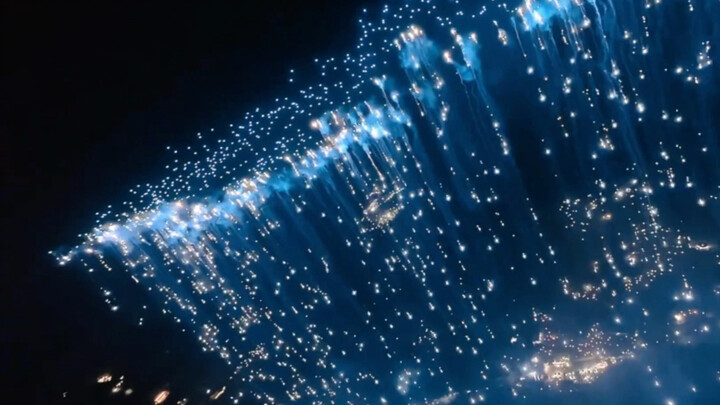 "It's so dreamy. Don't be unhappy. I invite you to watch the rare blue fireworks~"