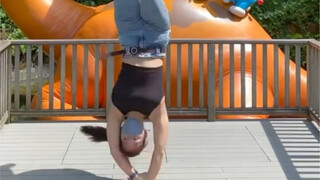 Putaran handstand gadis itu yang sulit terlalu kuat, bukan?