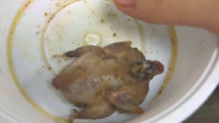 ประกอบไก่ทอด~ ฮ่าๆๆ ใหญ่โตมโหฬารมาก! นี่เพิ่งฟักออกจากไข่ใช่ไหมเจ้าตัวเล็ก?