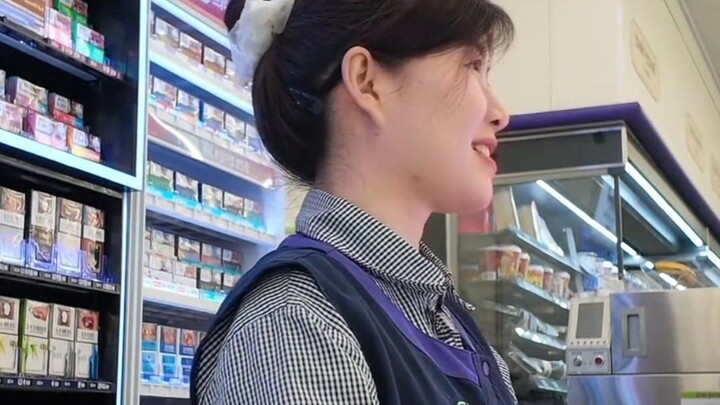 ตอนนี้ภารกิจหลักของบล็อกเกอร์คือเปลี่ยนเสื้อผ้าแล้วไปดื่มน้ำด้านหลัง