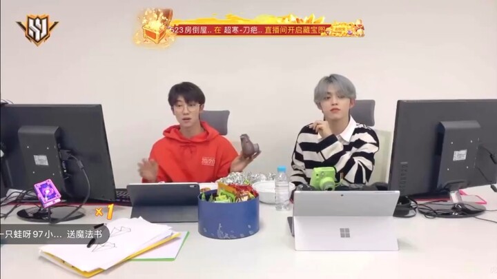 Another peak of Jamjam’s cute pouting: “The apple tree is blooming with apples~ So sweet, so sweet~ 