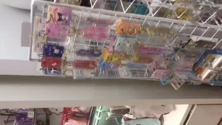 SANRIO SHOPに大きなKitty sauceがprivately live in the city and live in the city. Cute.