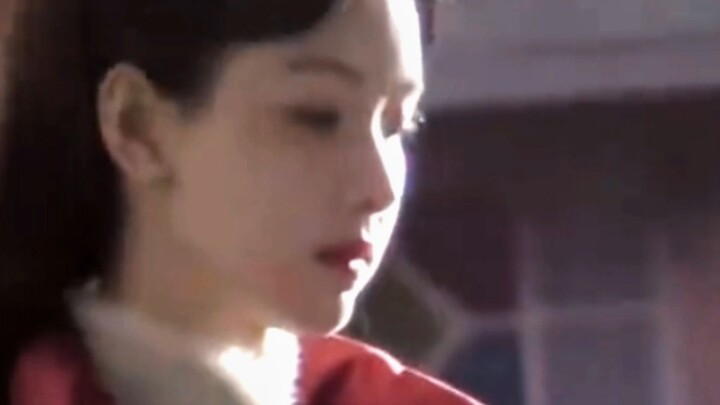 عاج أبيض بحواف ذهبية على هيكل خزف نقي