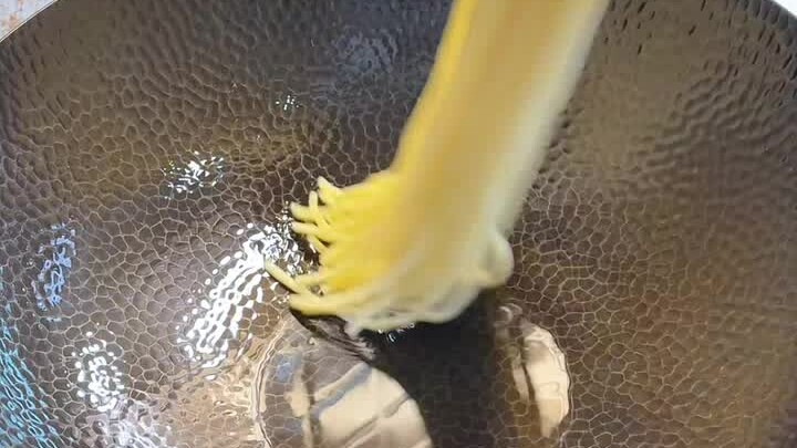 作为一个内蒙古人民，真的是拒绝不了这口羊肉沙葱焖面，味道太绝了#面条的n种吃法 #焖面#羊肉沙葱焖面#铁锅焖面