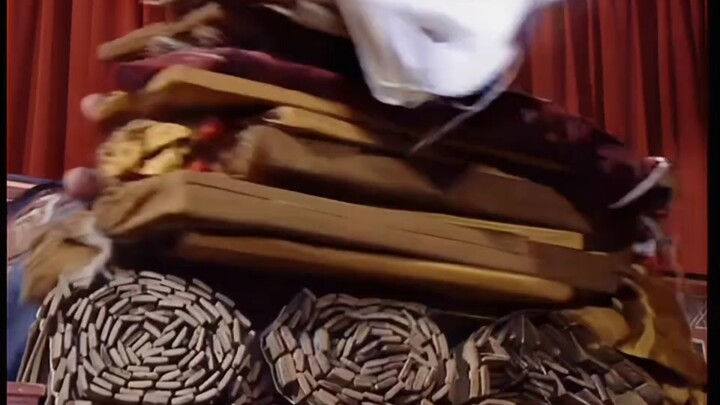 Bukannya dia tidak punya basis politik sendiri, melainkan basis politiknya sudah benar-benar dihancu